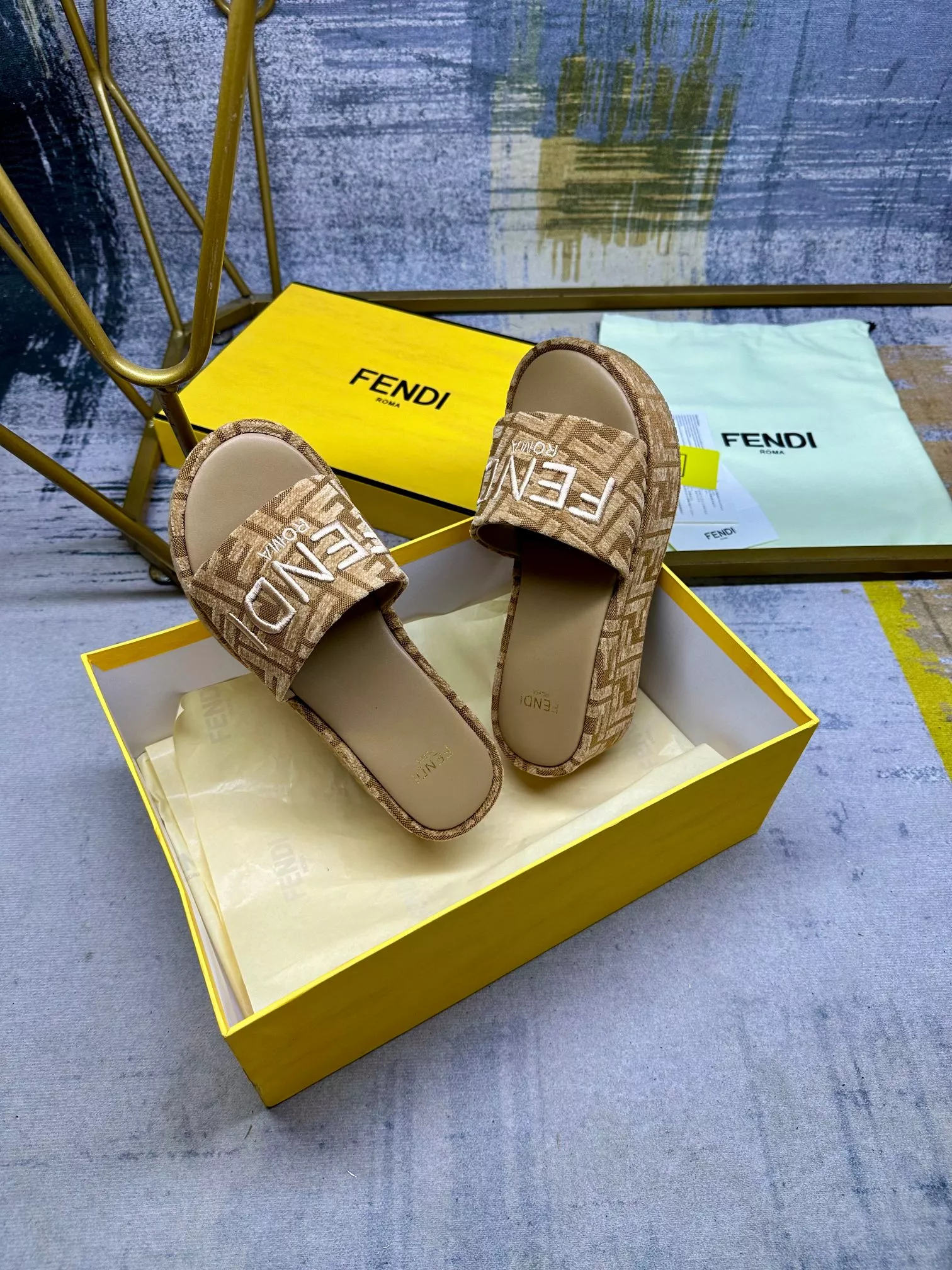 Fendi Slippers For Women Vibrant 3054