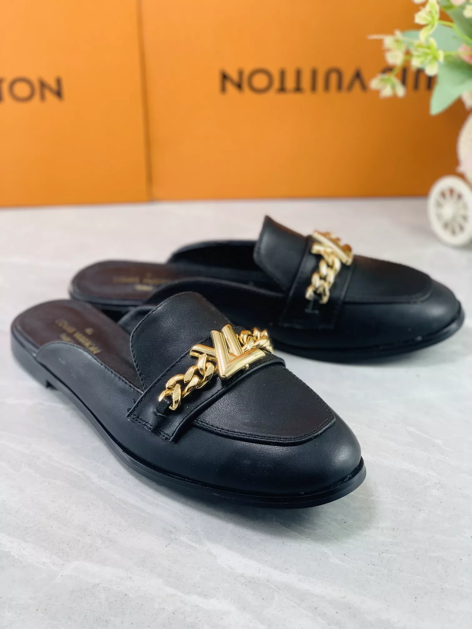Flexible 108 Louis Vuitton Slippers For Women