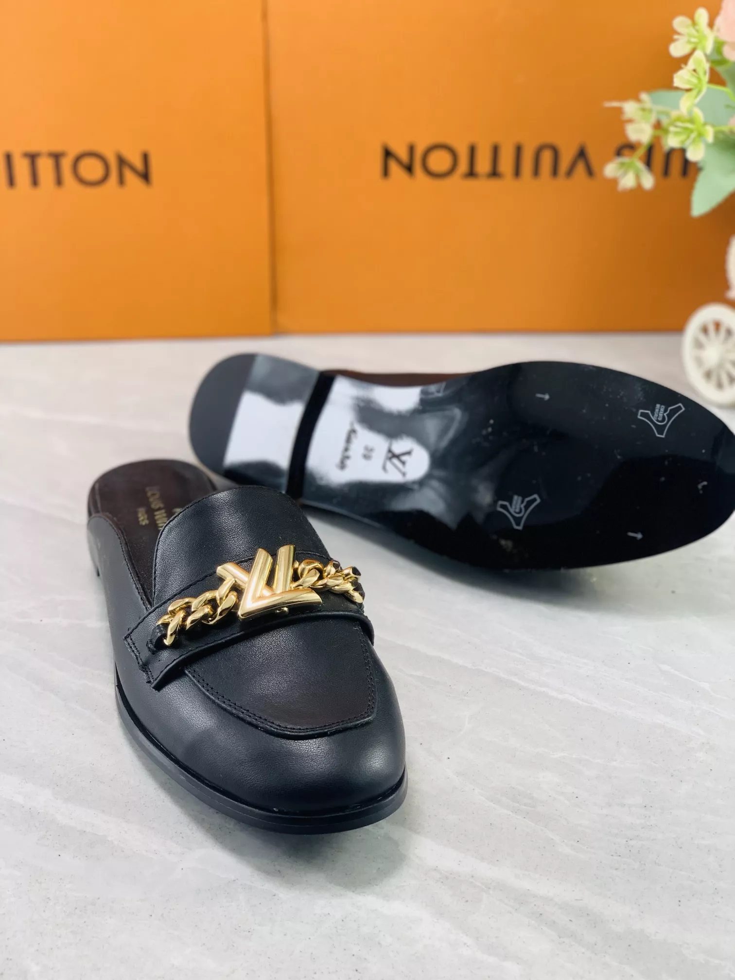 Flexible 108 Louis Vuitton Slippers For Women