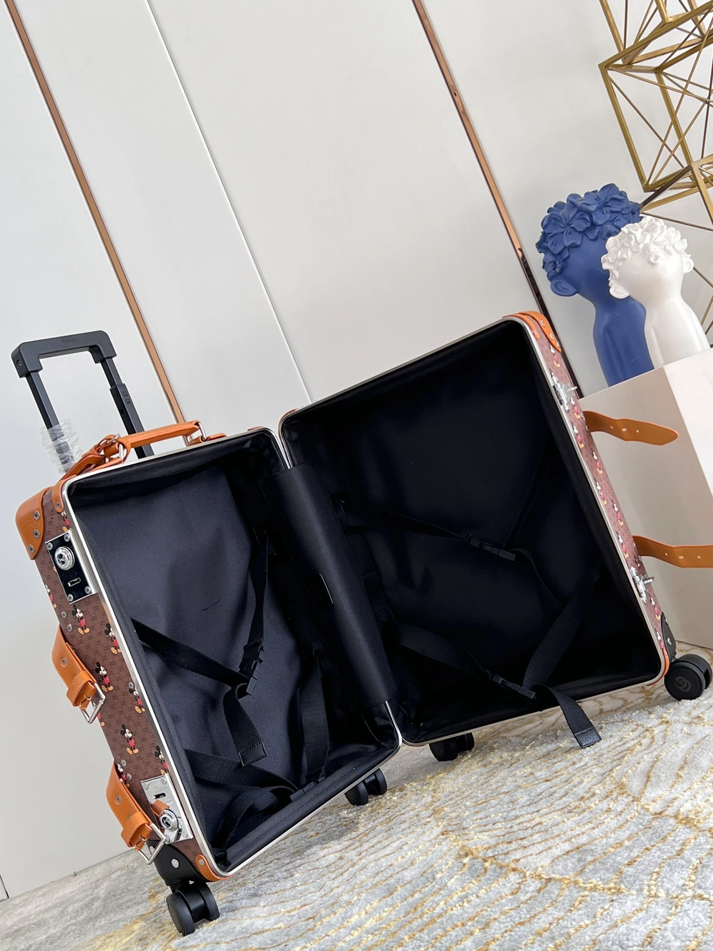 Flexible 1616 Gucci Luggage