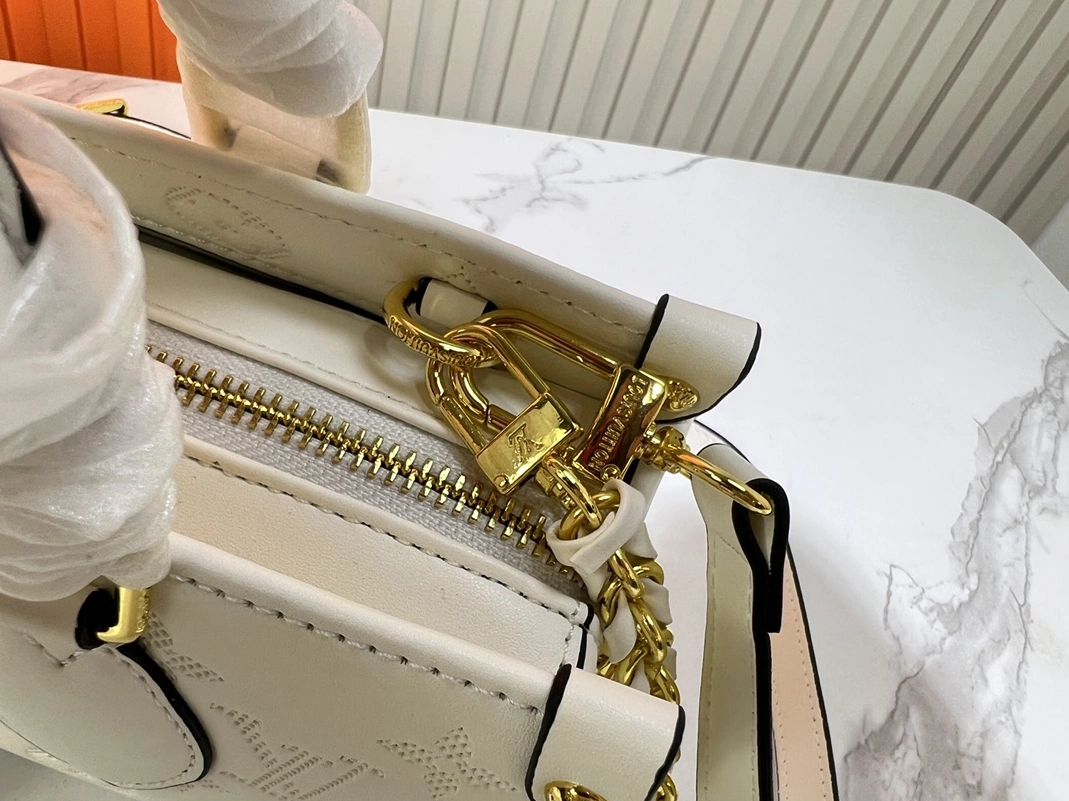 Flexible 2412 Louis Vuitton AAA Quality Handbags For Women