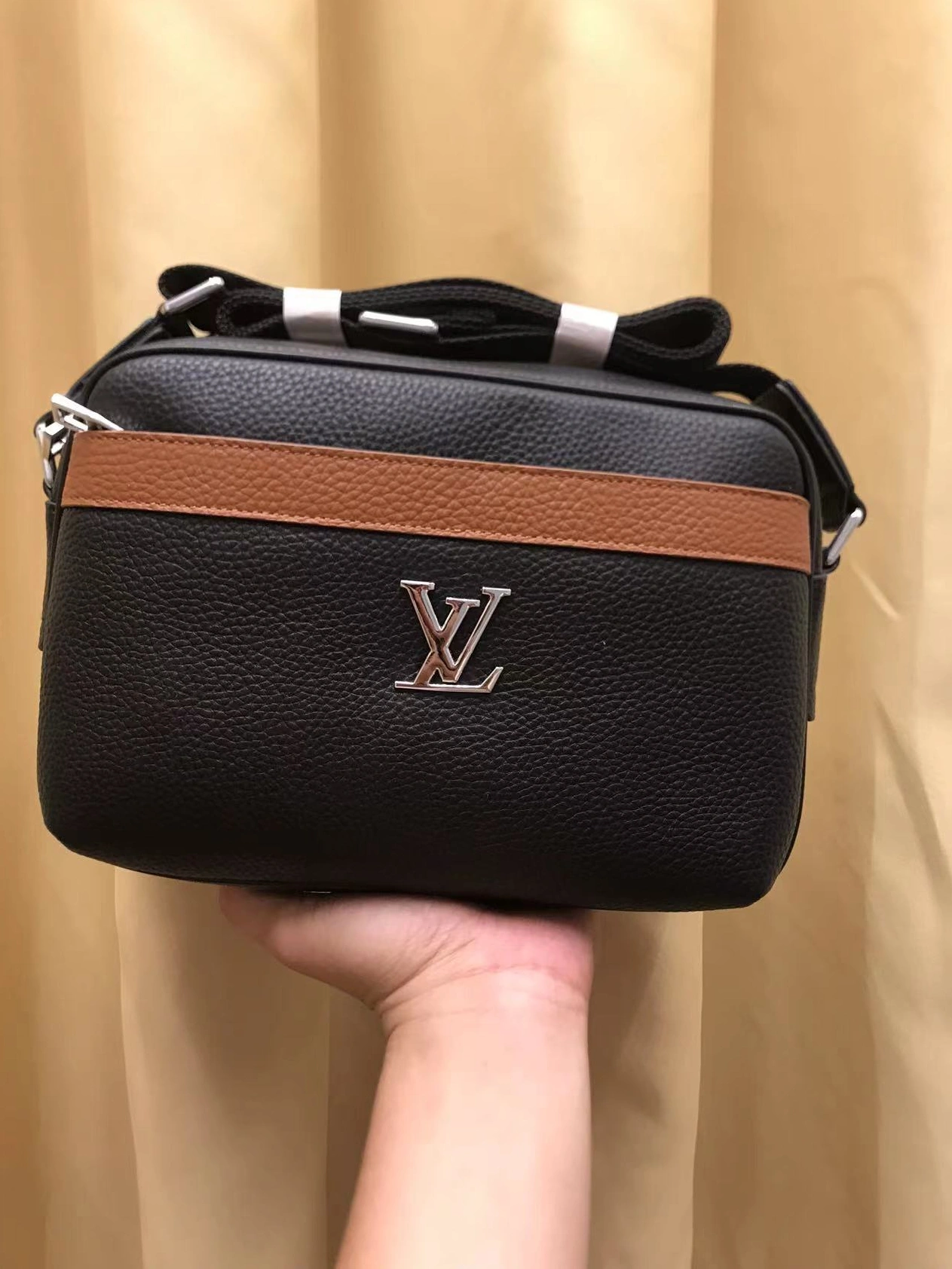 Flexible 2603 Louis Vuitton AAA Man Messenger Bags