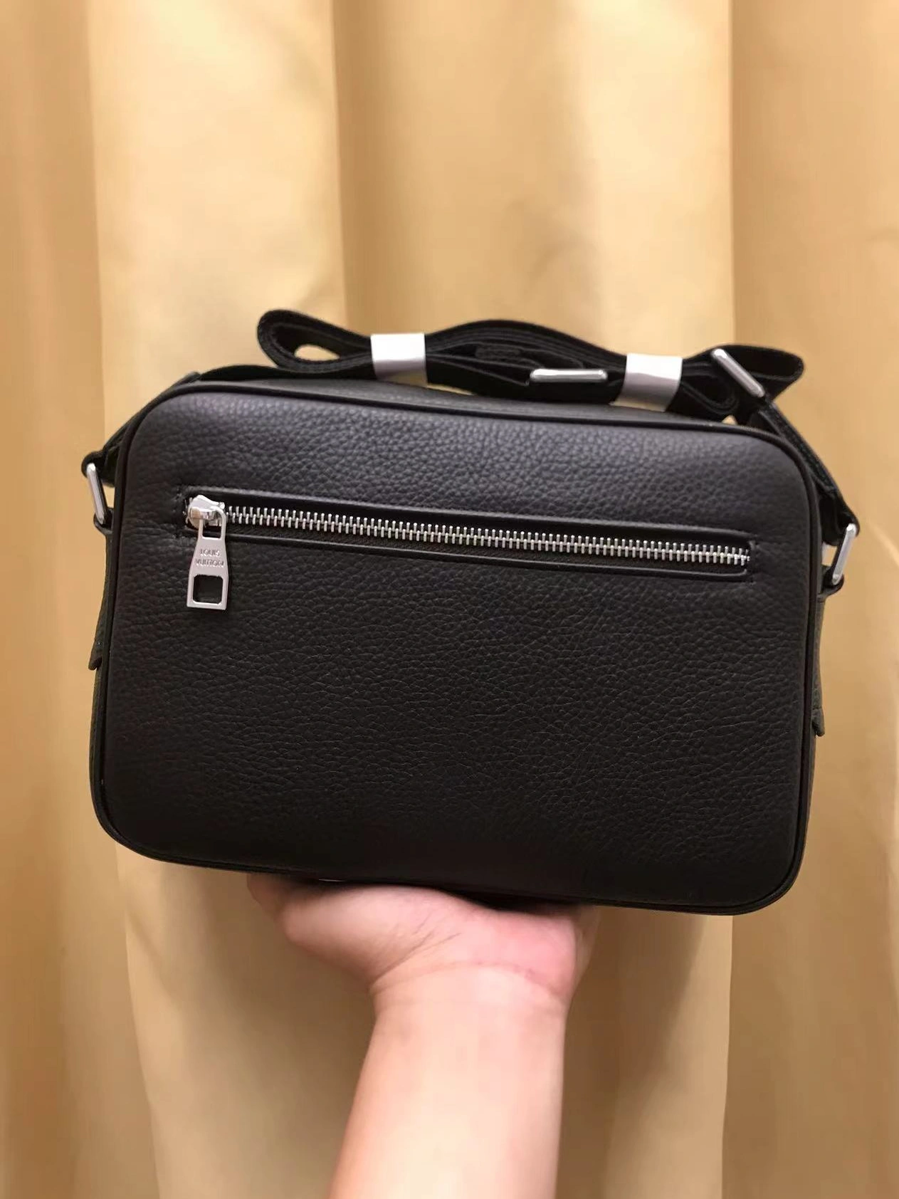 Flexible 2603 Louis Vuitton AAA Man Messenger Bags