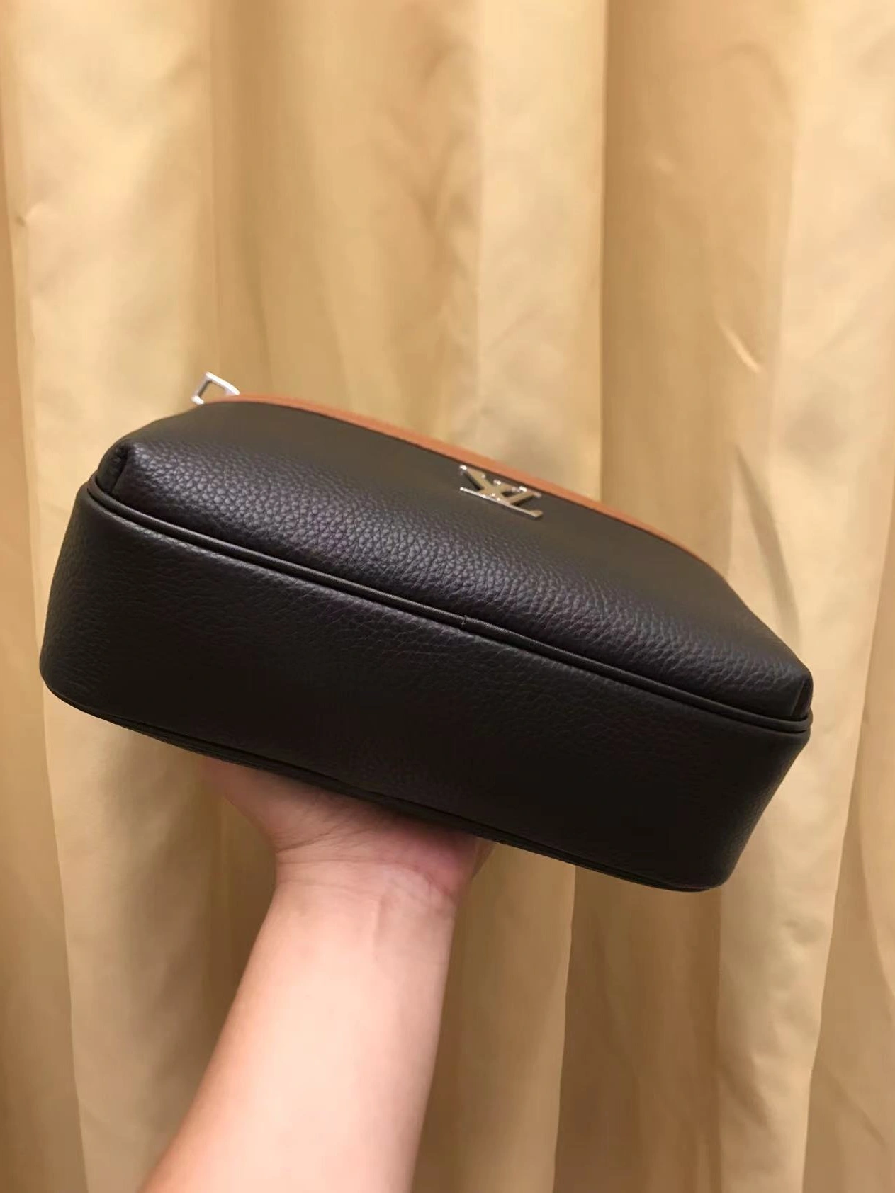Flexible 2603 Louis Vuitton AAA Man Messenger Bags