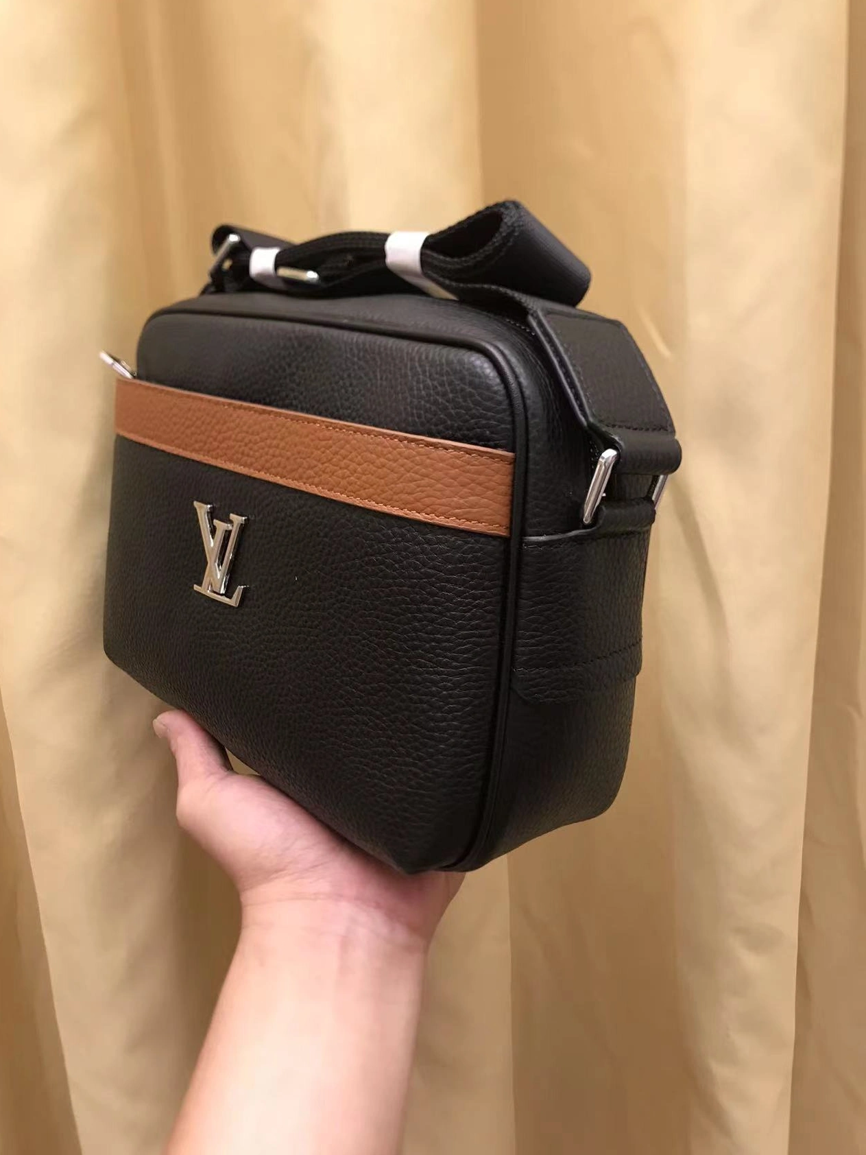 Flexible 2603 Louis Vuitton AAA Man Messenger Bags