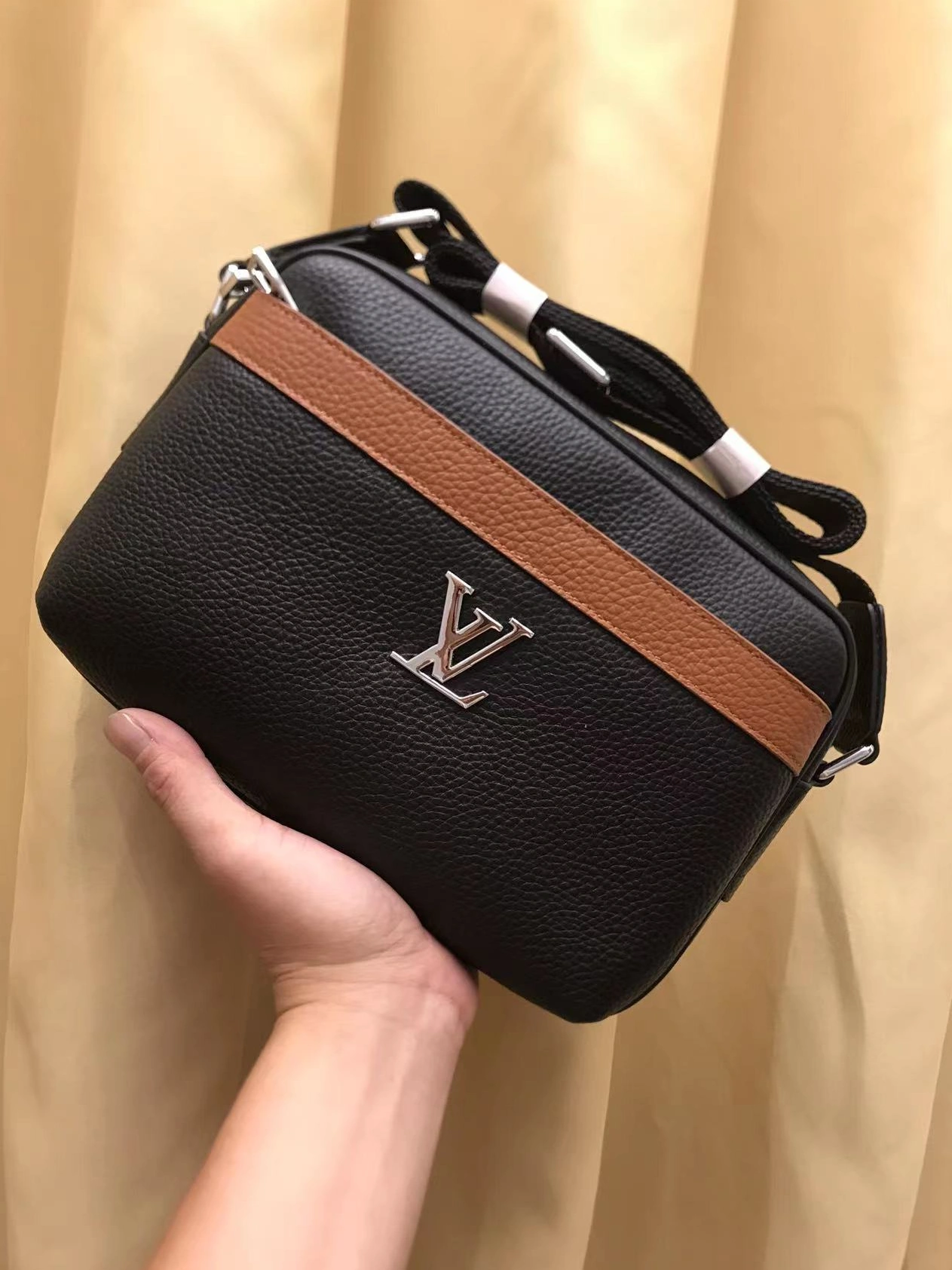 Flexible 2603 Louis Vuitton AAA Man Messenger Bags