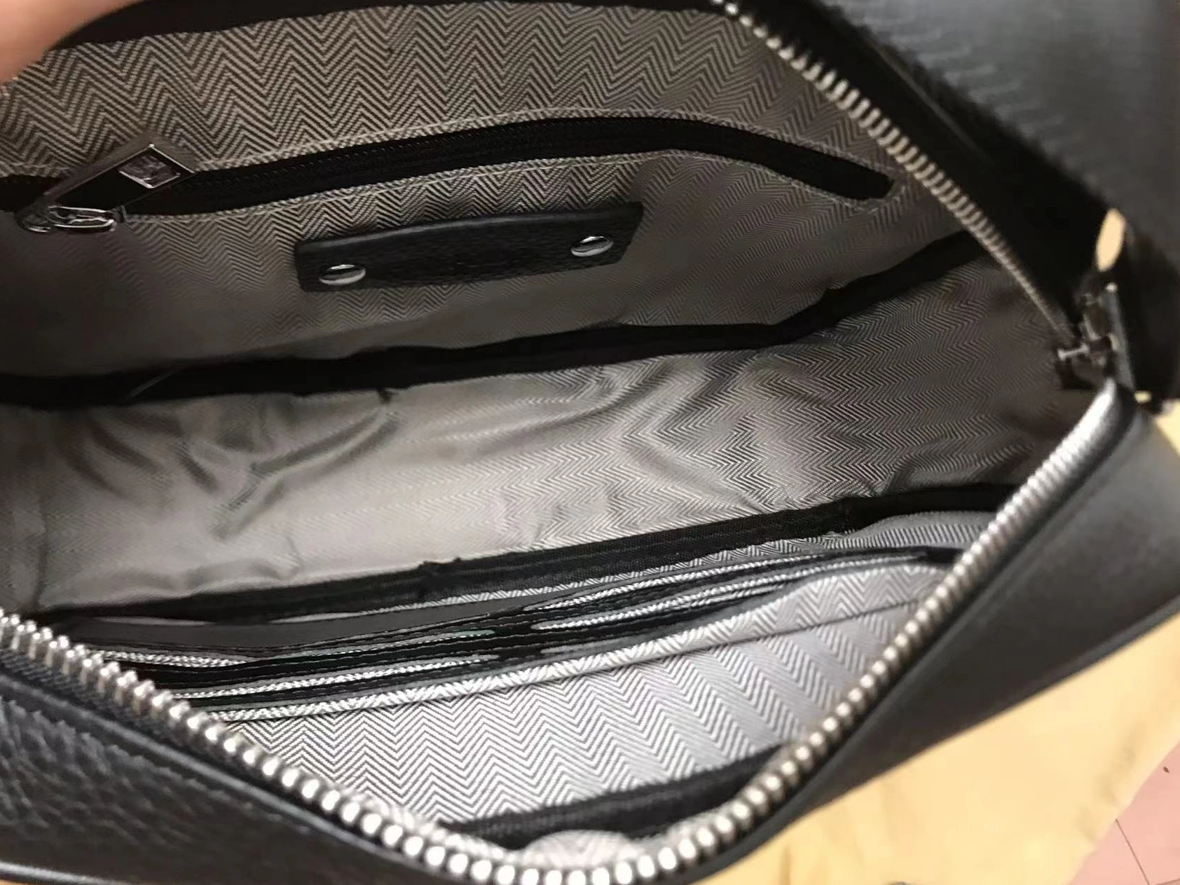 Flexible 2603 Louis Vuitton AAA Man Messenger Bags