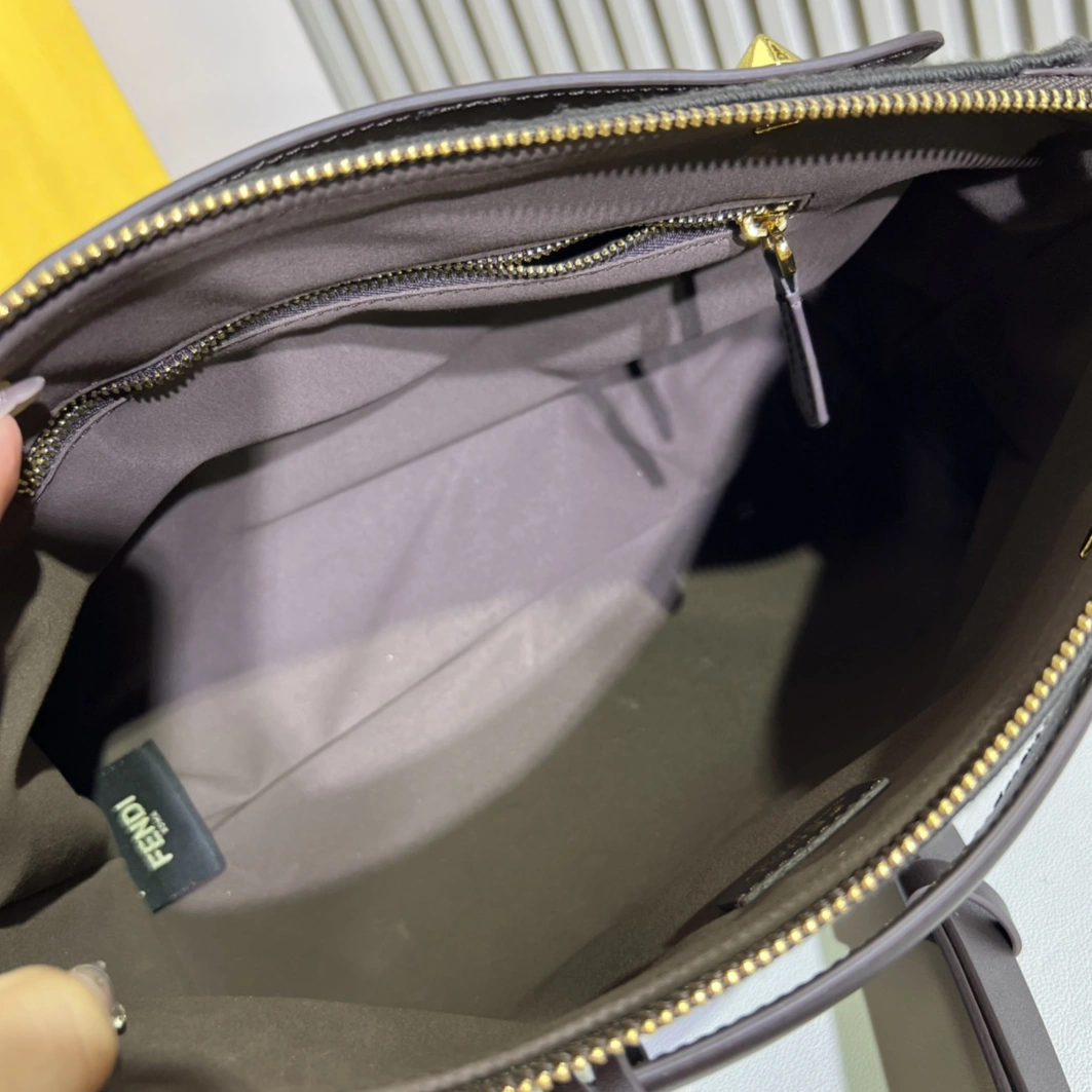 Flexible 2639 Fendi AAA Quality Messenger Bags For Women