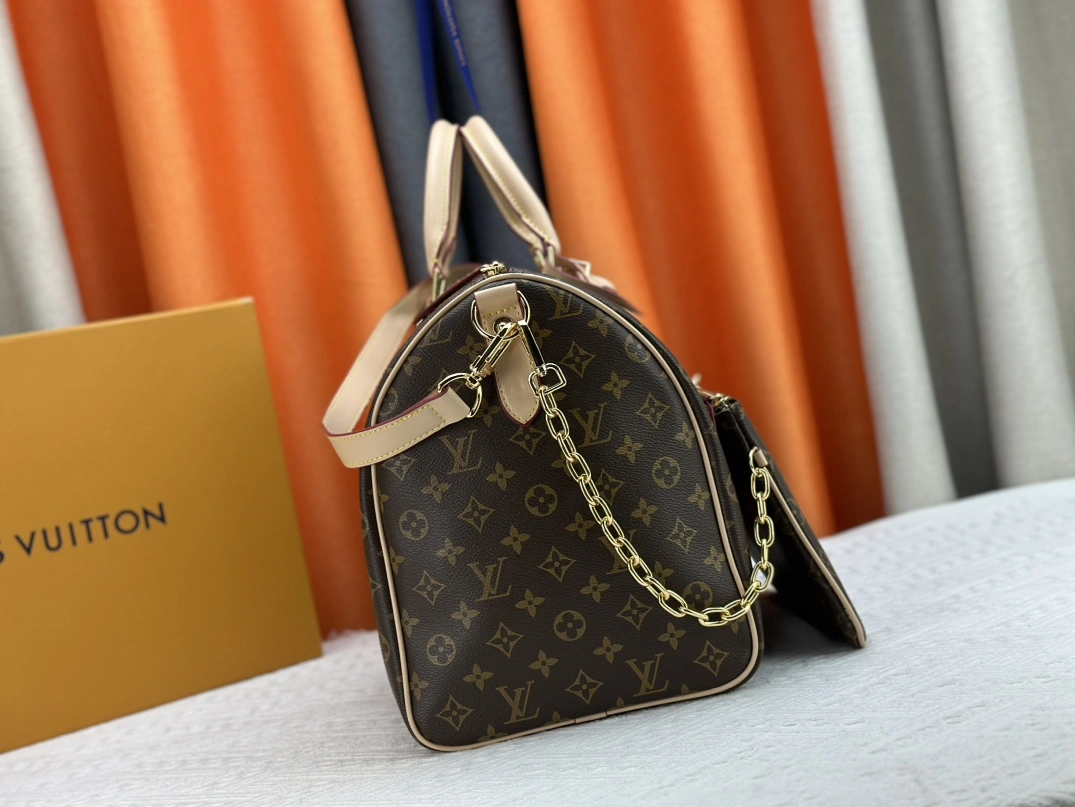 Flexible 2696 Louis Vuitton Travel Bags