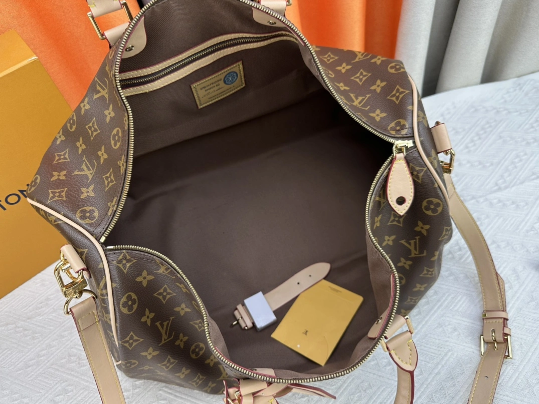 Flexible 2696 Louis Vuitton Travel Bags