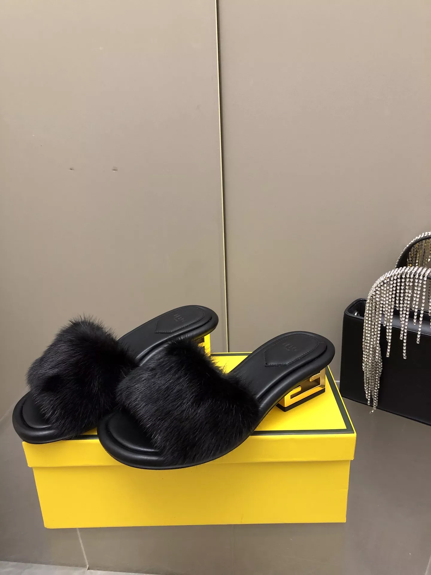 Flexible 2915 Fendi Slippers For Women