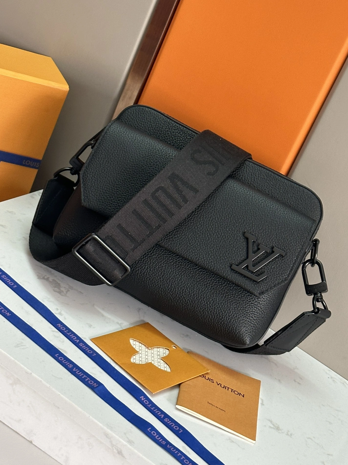 Flexible 3689 Louis Vuitton AAA Man Messenger Bags