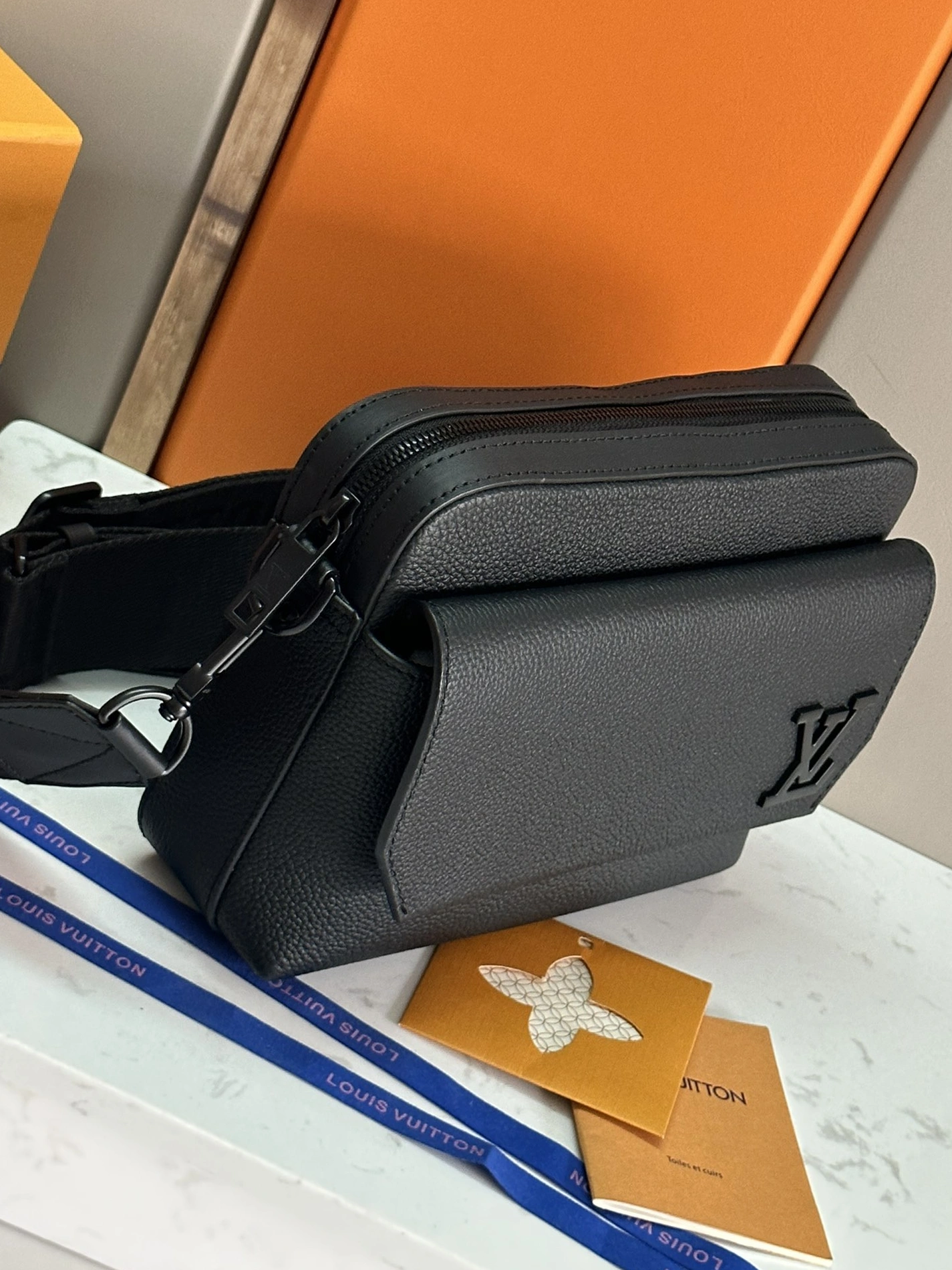 Flexible 3689 Louis Vuitton AAA Man Messenger Bags