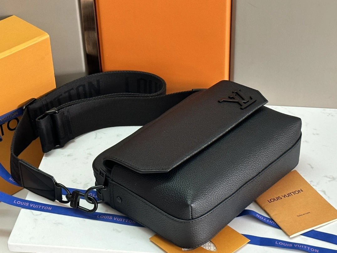 Flexible 3689 Louis Vuitton AAA Man Messenger Bags