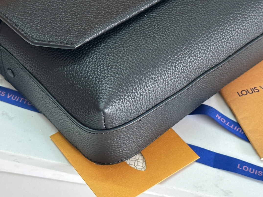 Flexible 3689 Louis Vuitton AAA Man Messenger Bags