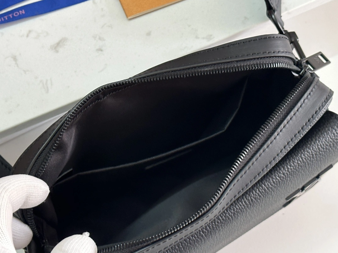 Flexible 3689 Louis Vuitton AAA Man Messenger Bags