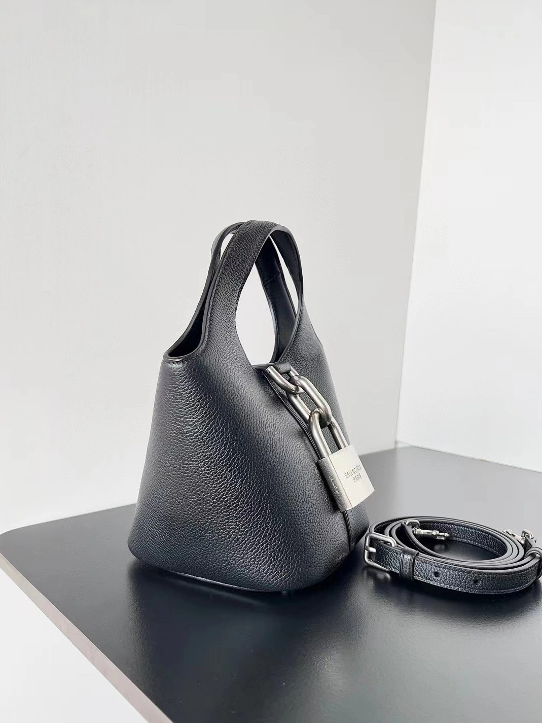 Flexible 4135 Balenciaga AAA Quality Handbags For Women