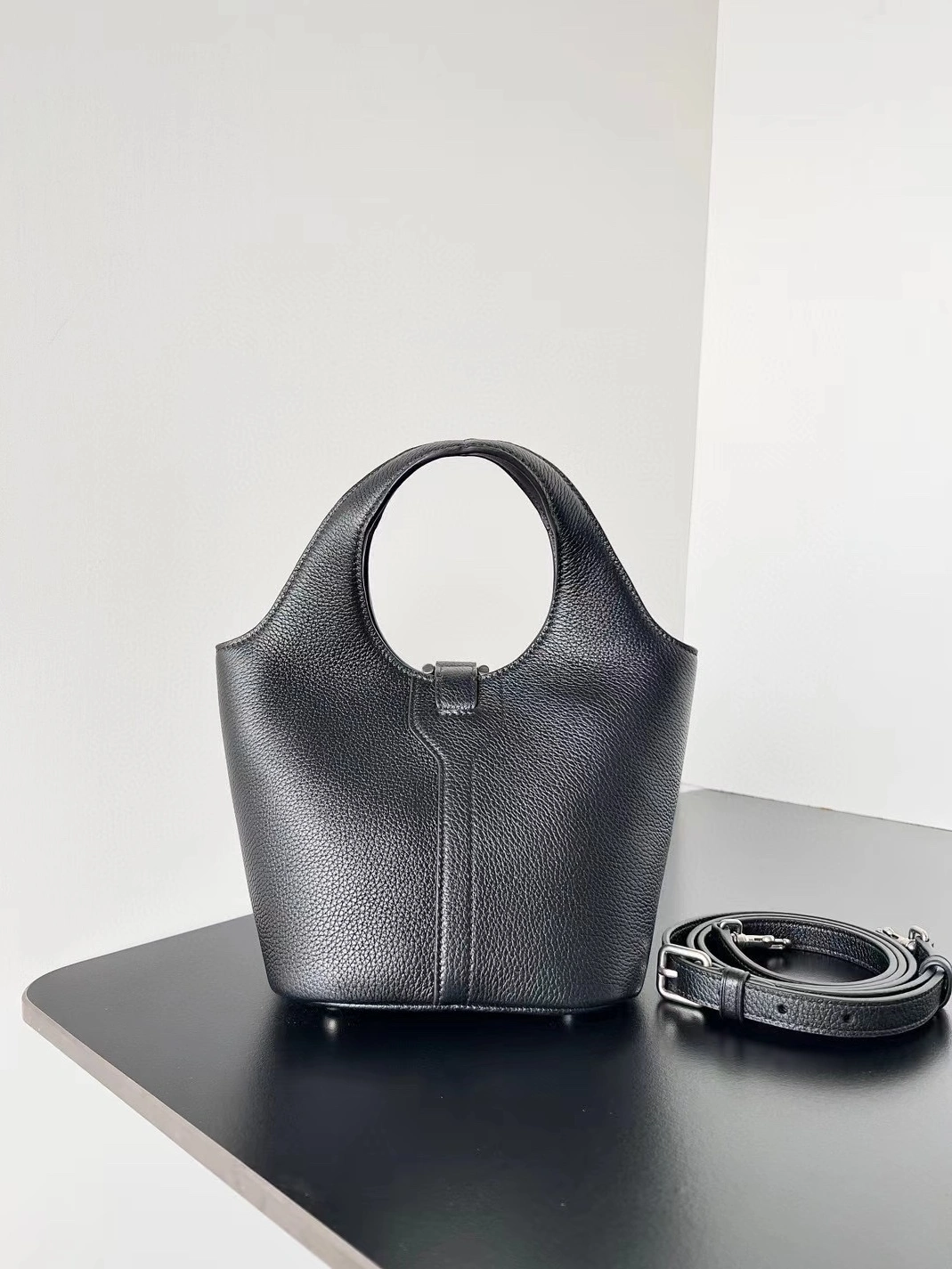 Flexible 4135 Balenciaga AAA Quality Handbags For Women