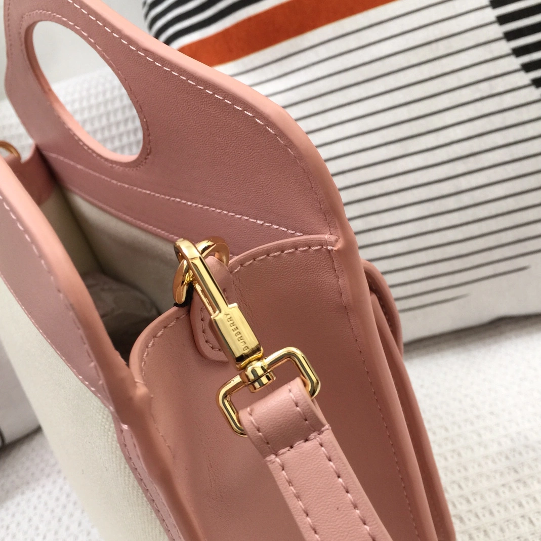 Flexible 4366 Burberry AAA Quality Messenger Bags For Women