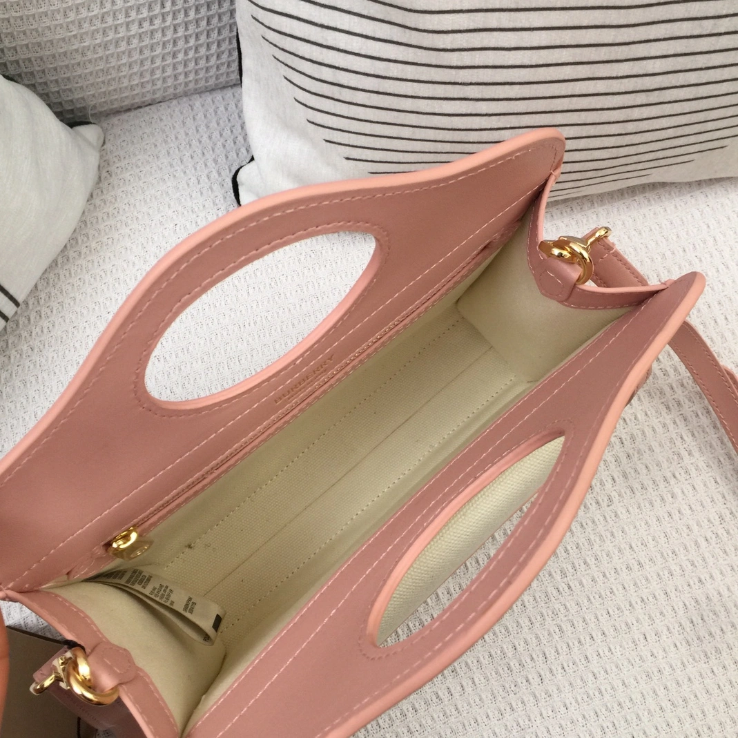 Flexible 4366 Burberry AAA Quality Messenger Bags For Women