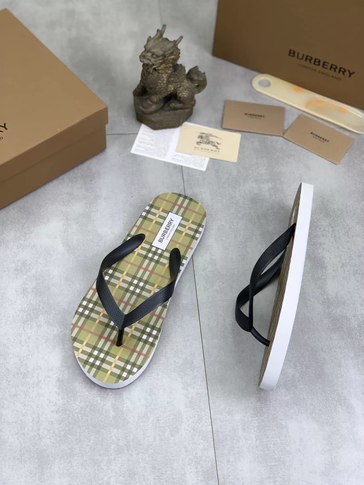 Flexible 4577 Burberry Slippers For Women