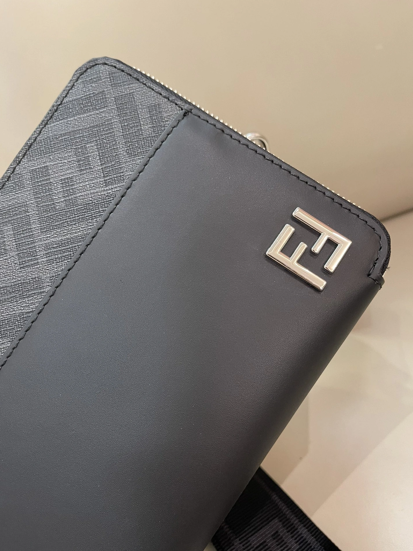 Flexible 4794 Fendi AAA Man Messenger Bags