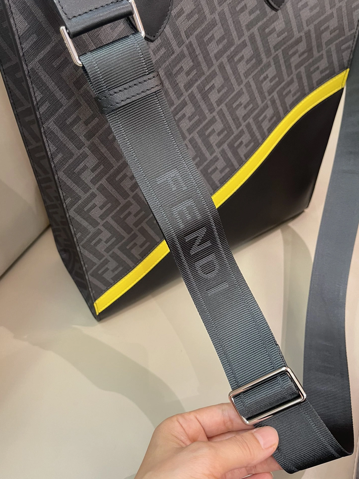 Flexible 5065 Fendi AAA Quality Handbags For Unisex