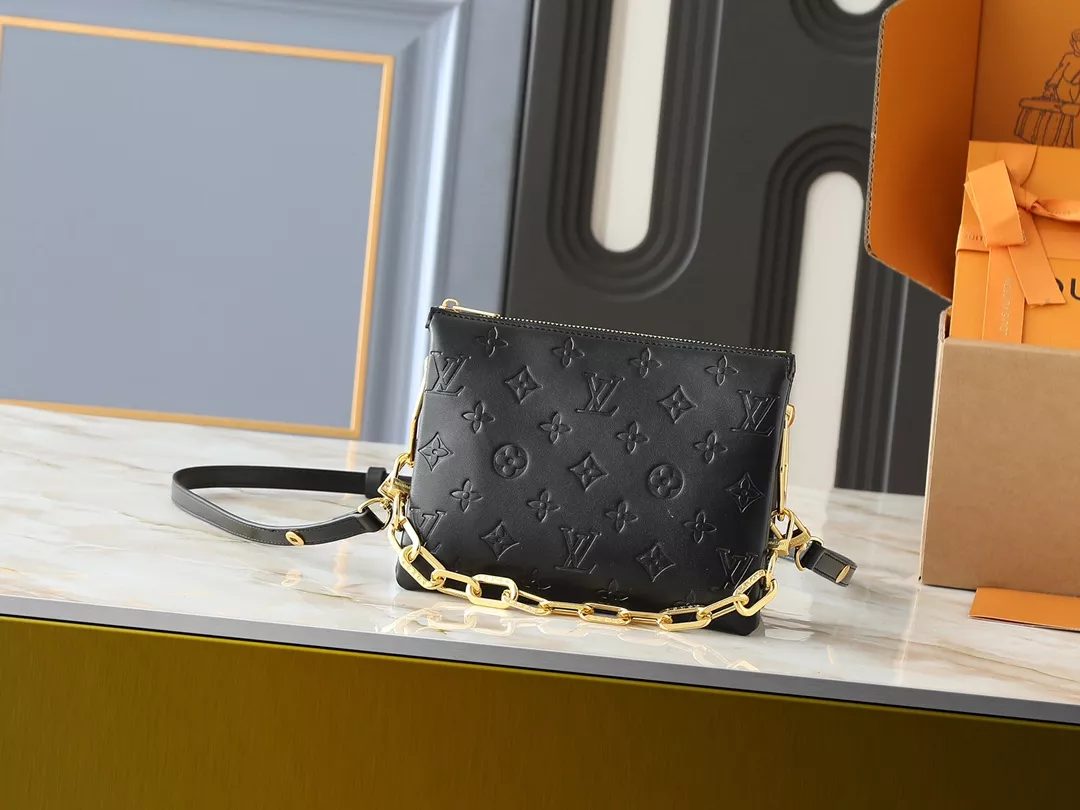 Flexible 5075 Louis Vuitton Messenger Bags For Women