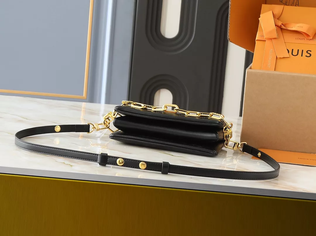 Flexible 5075 Louis Vuitton Messenger Bags For Women