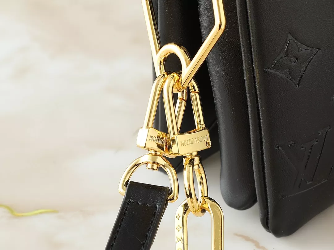 Flexible 5075 Louis Vuitton Messenger Bags For Women