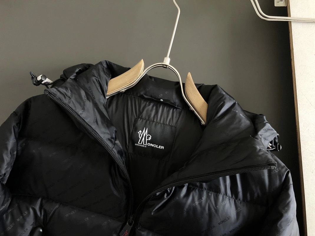 Flexible 5564 Moncler Down Feather Coat Long Sleeved For Men