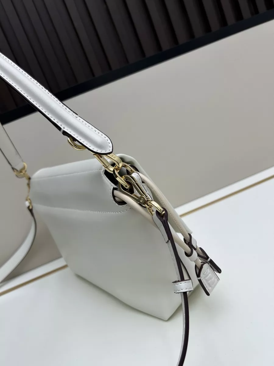 Flexible 6161 Fendi AAA Quality Messenger Bags For Women