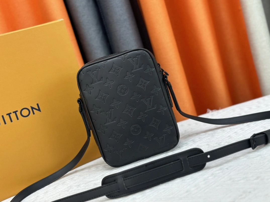 Flexible 6543 Louis Vuitton AAA Quality Messenger Bags For Unisex