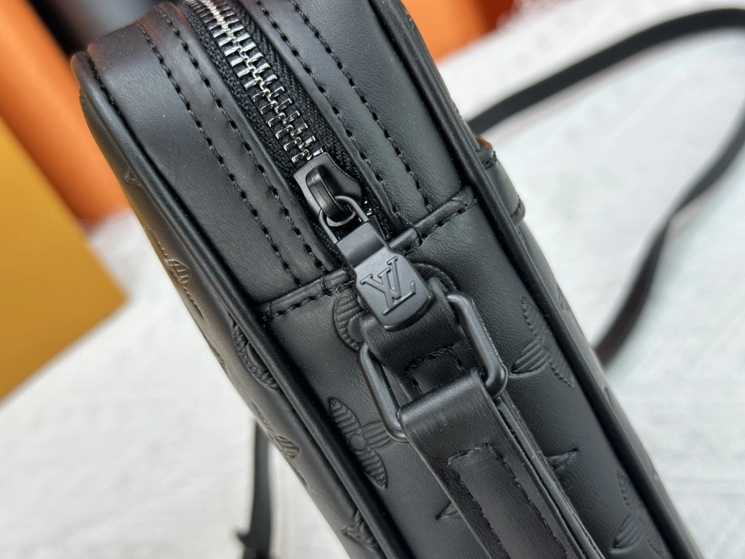 Flexible 6543 Louis Vuitton AAA Quality Messenger Bags For Unisex