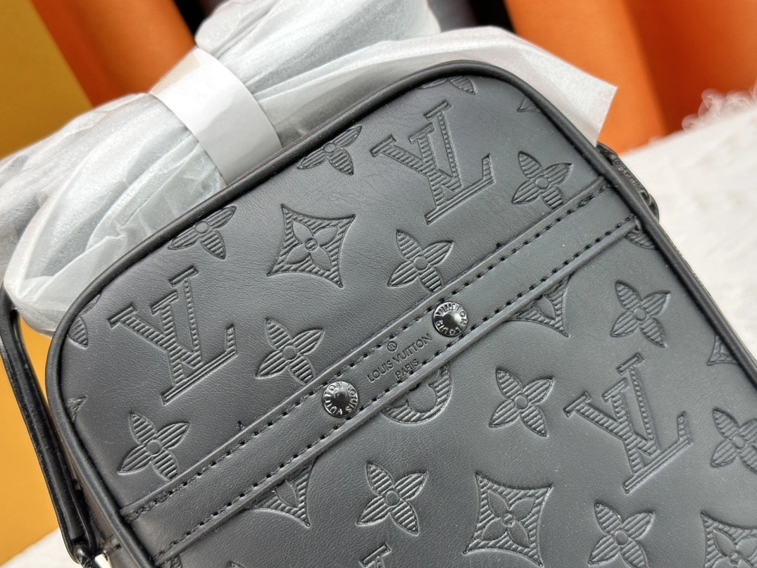 Flexible 6543 Louis Vuitton AAA Quality Messenger Bags For Unisex
