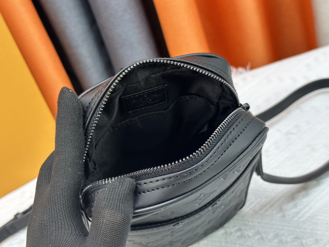 Flexible 6543 Louis Vuitton AAA Quality Messenger Bags For Unisex