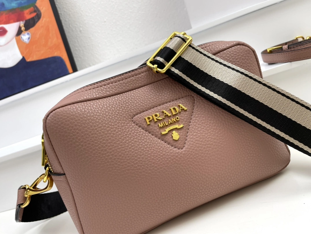 Flexible 658 Prada AAA Quality Messenger Bags For Women