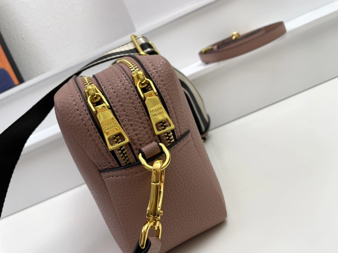 Flexible 658 Prada AAA Quality Messenger Bags For Women