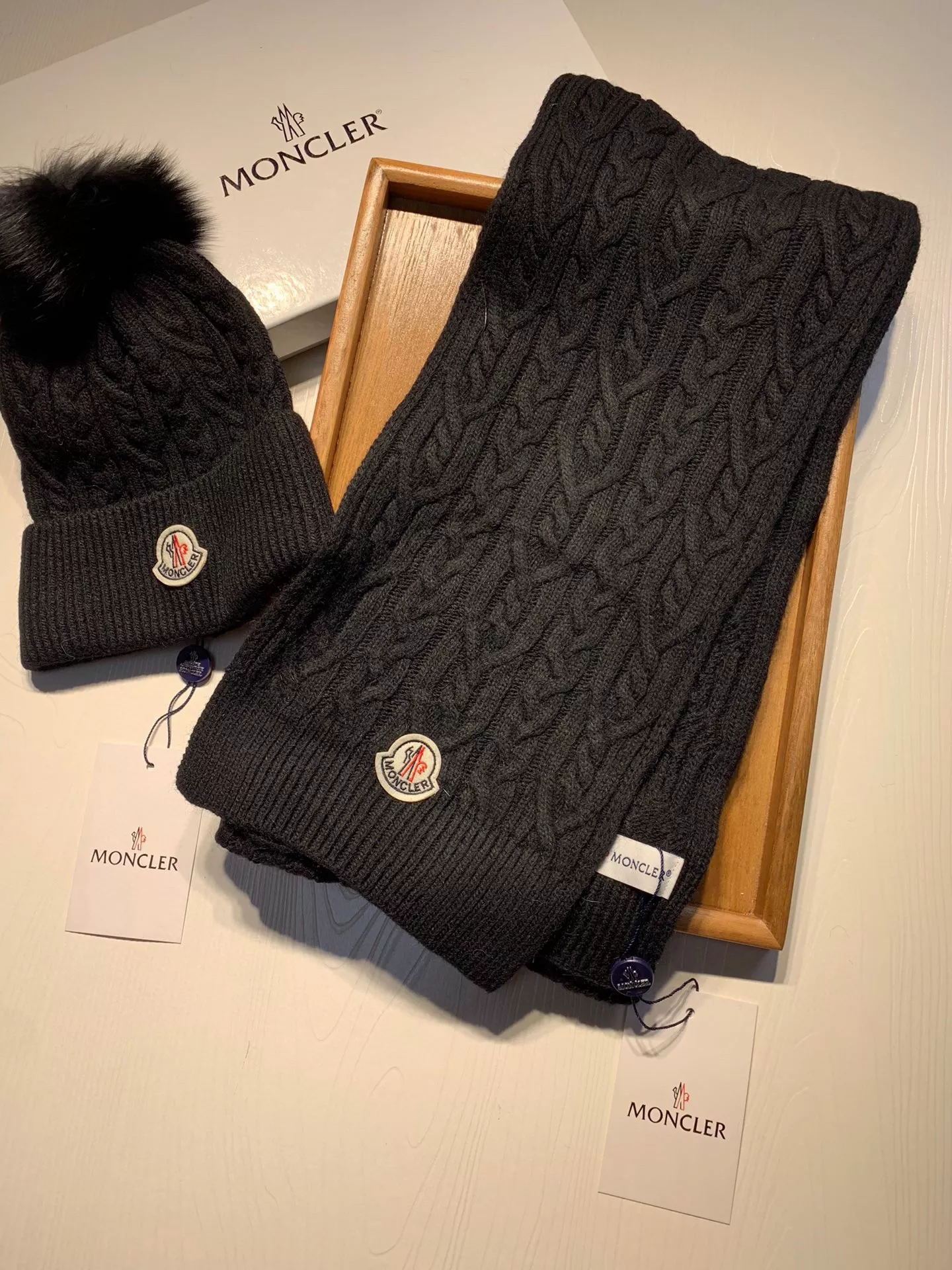 Flexible 6848 Moncler Hat and Scarf Set