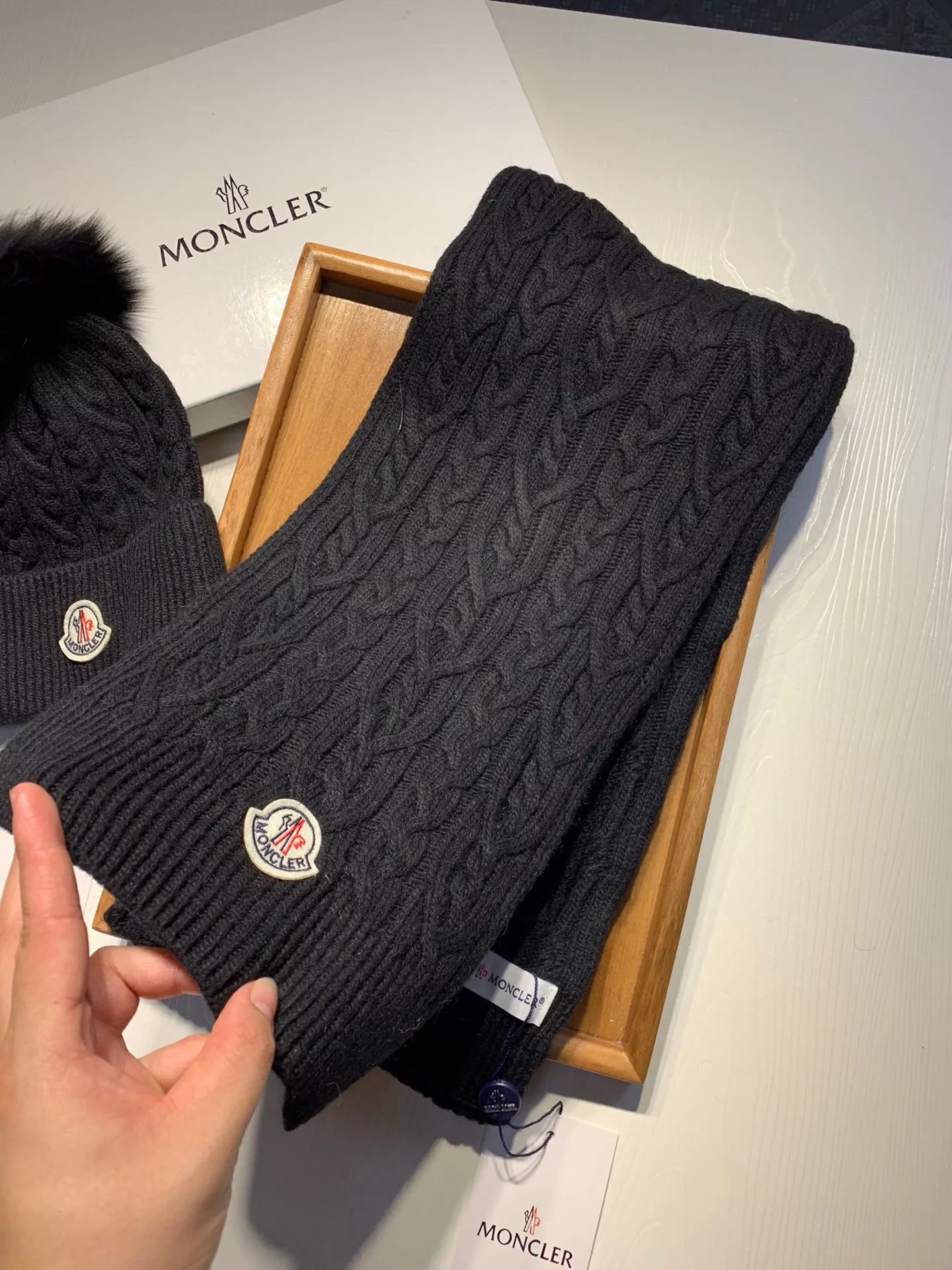 Flexible 6848 Moncler Hat and Scarf Set