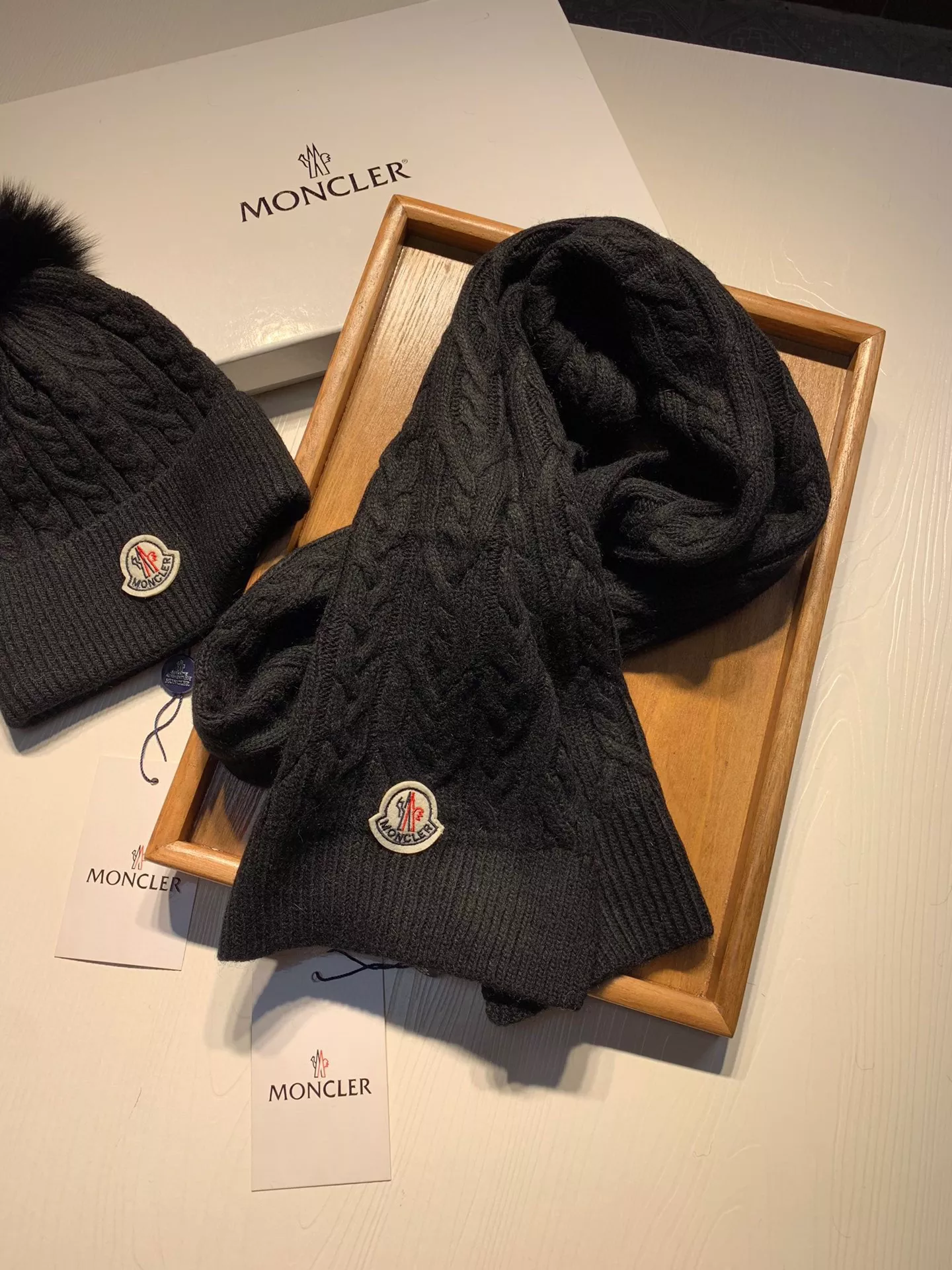 Flexible 6848 Moncler Hat and Scarf Set