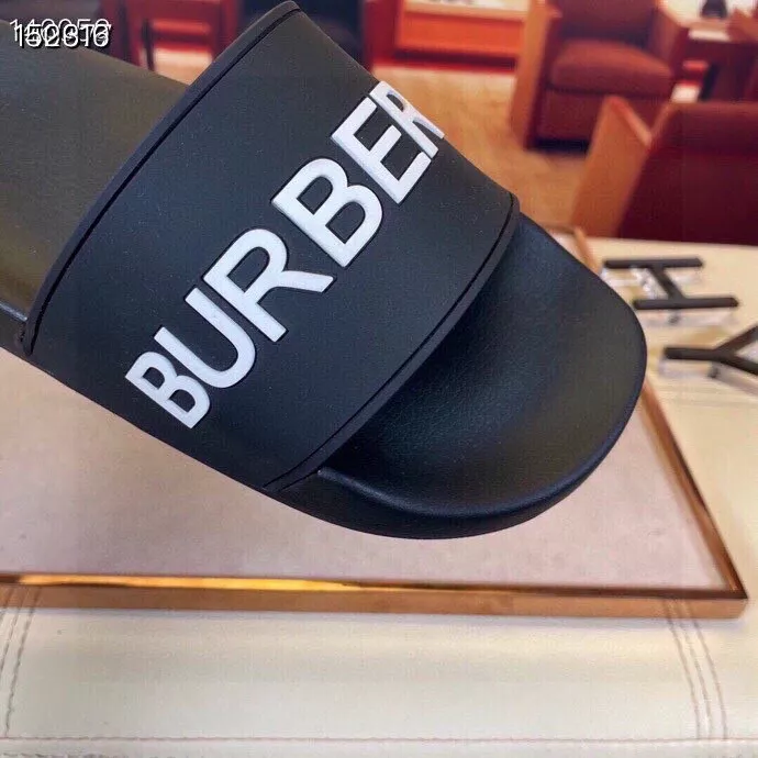 Flexible 7153 Burberry Slippers For Men