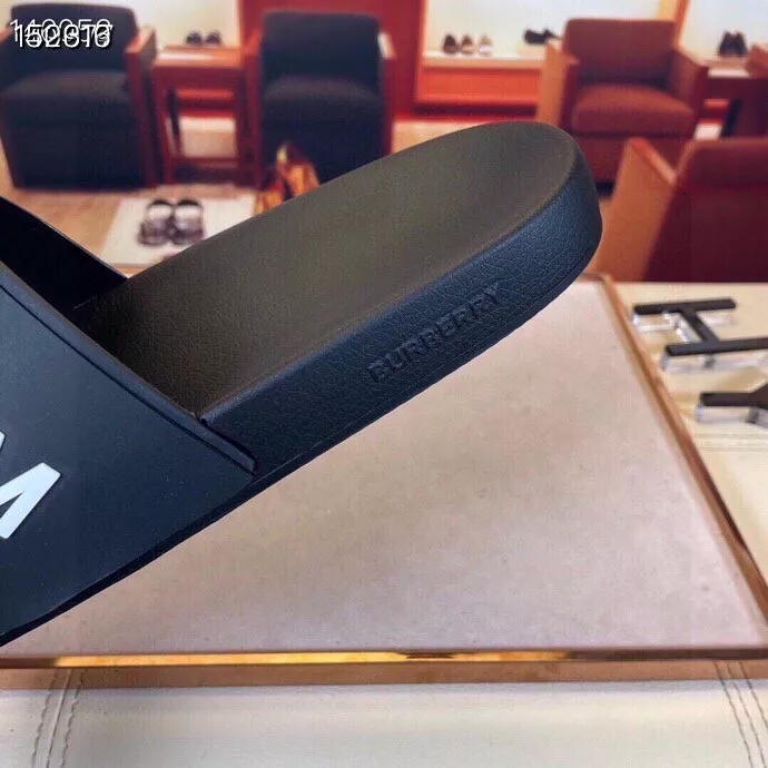 Flexible 7153 Burberry Slippers For Men