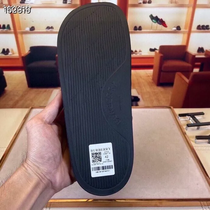 Flexible 7153 Burberry Slippers For Men