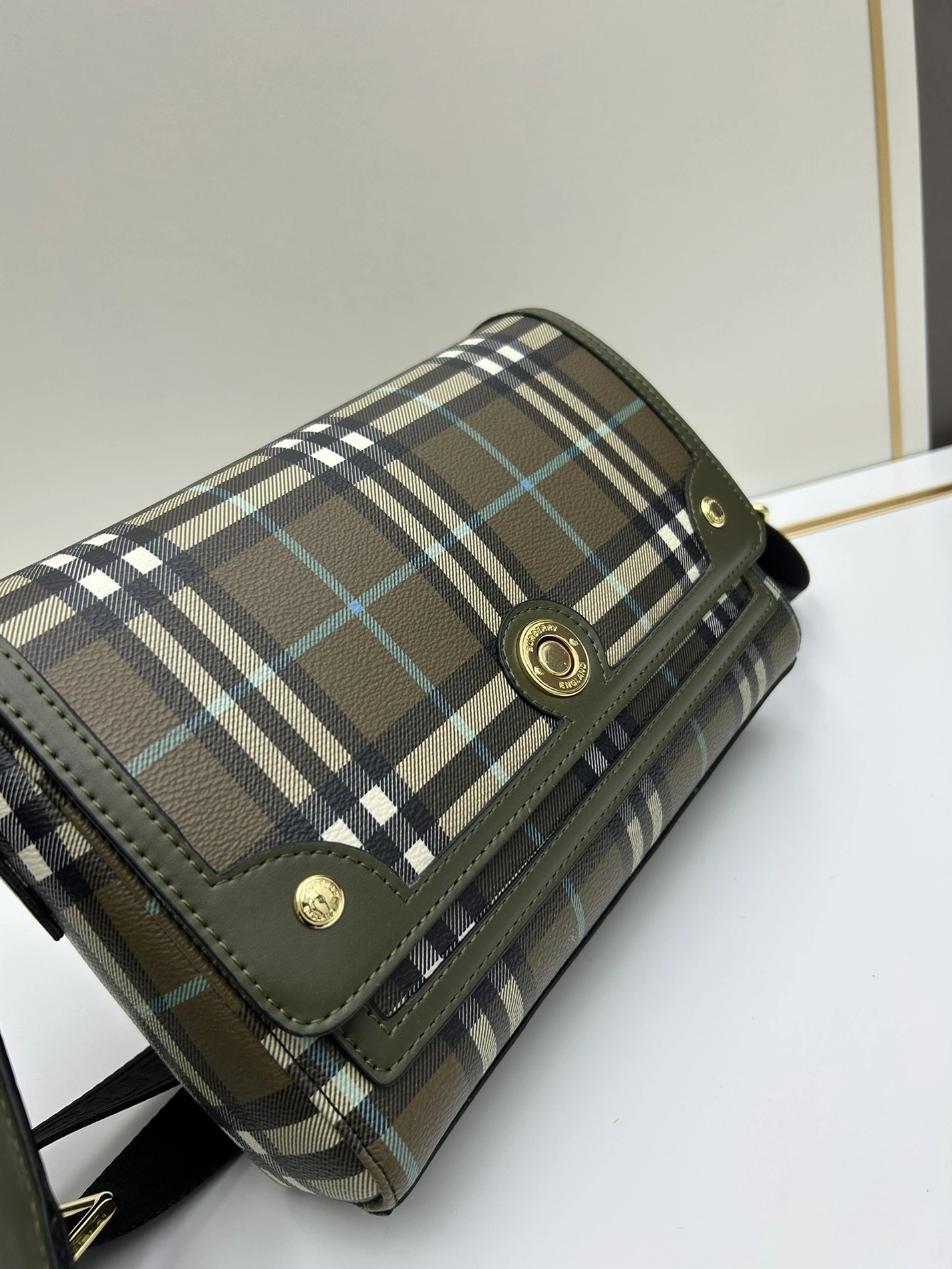 Flexible 7968 Burberry AAA Quality Messenger Bags For Women
