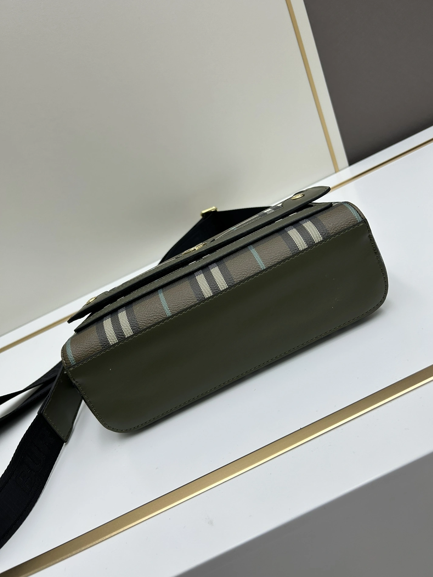 Flexible 7968 Burberry AAA Quality Messenger Bags For Women
