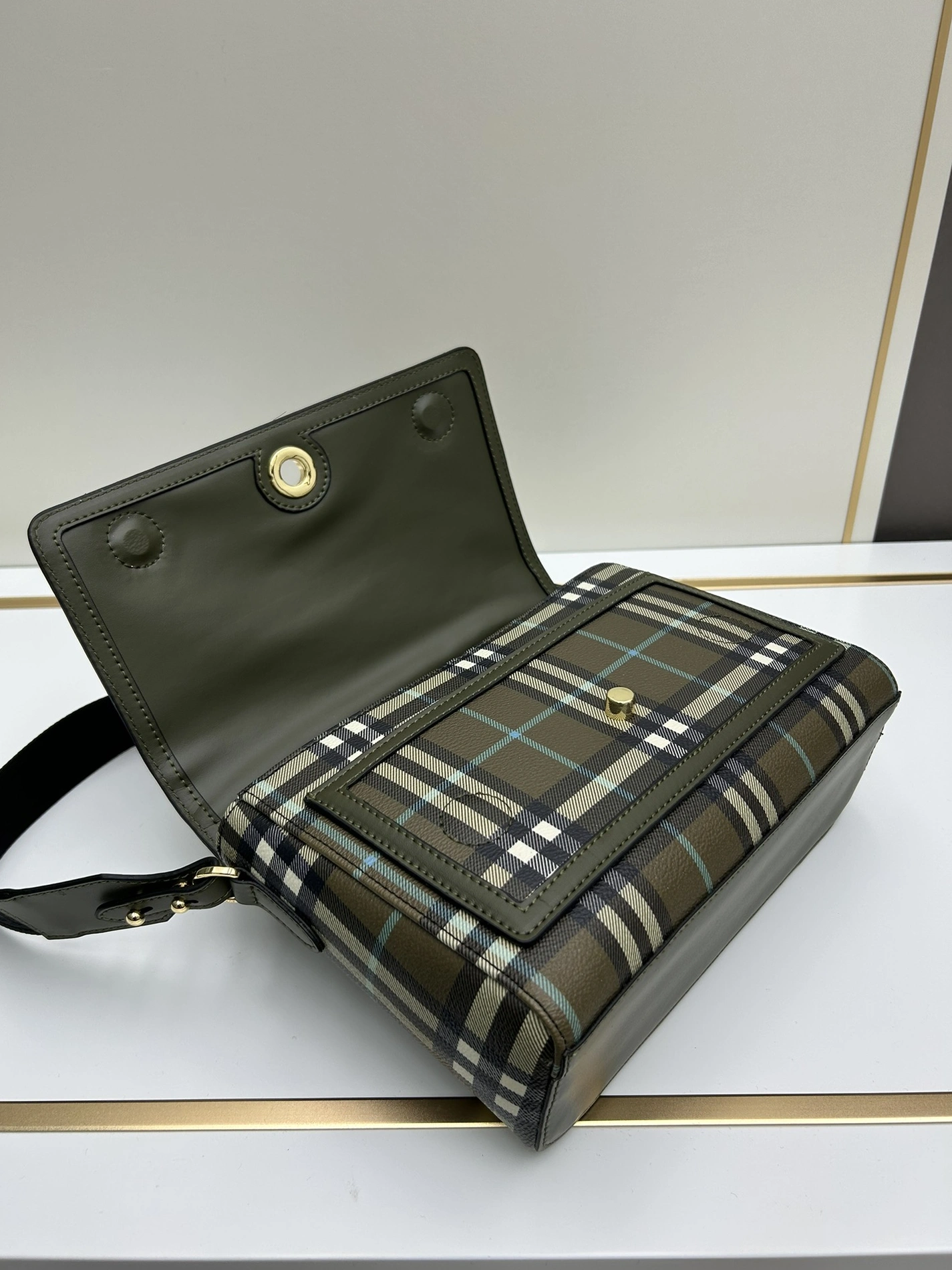 Flexible 7968 Burberry AAA Quality Messenger Bags For Women