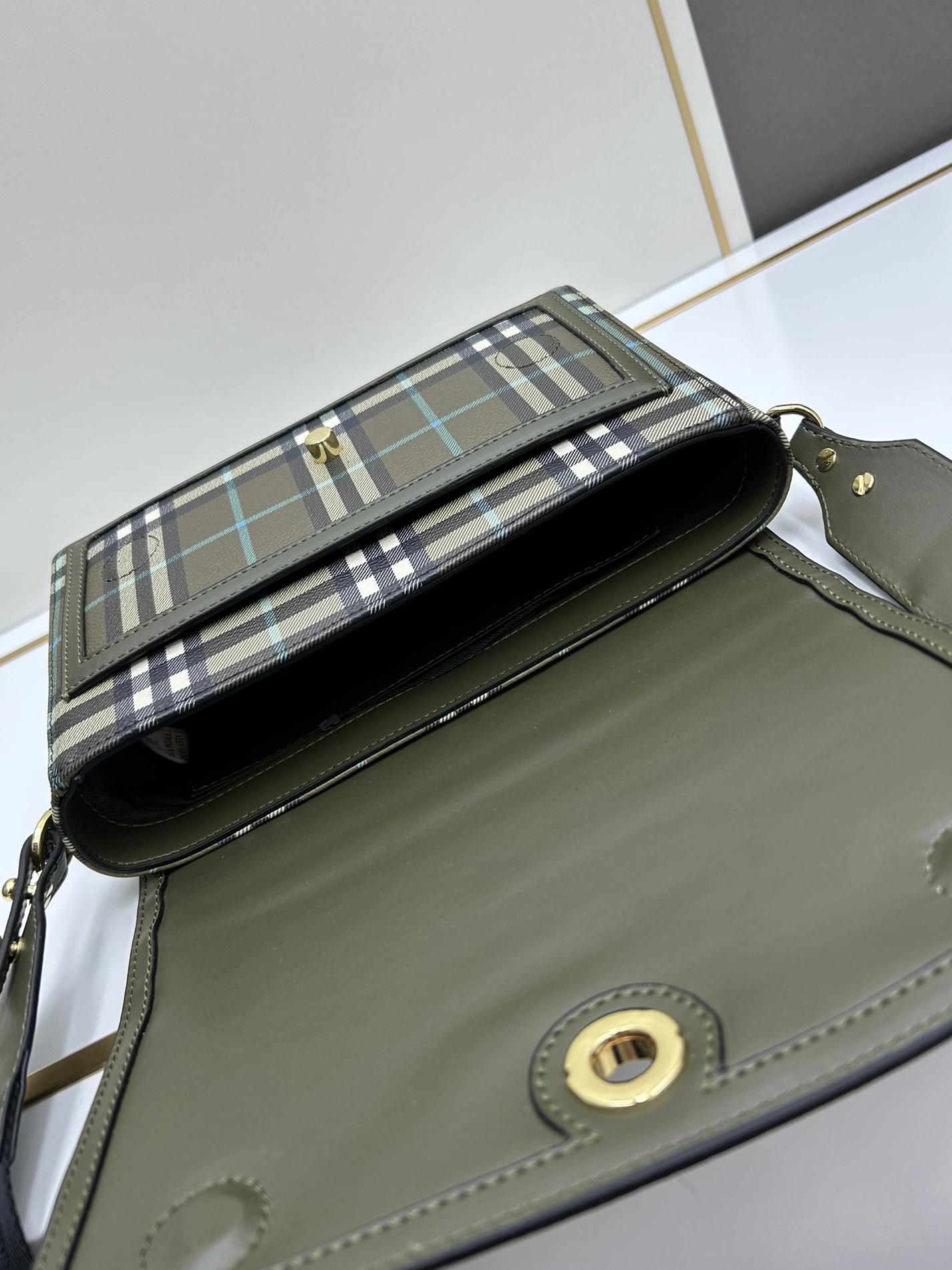Flexible 7968 Burberry AAA Quality Messenger Bags For Women