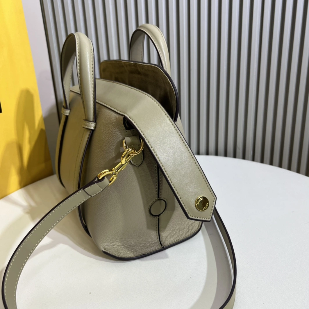 Flexible 8253 Fendi AAA Quality Handbags For Women