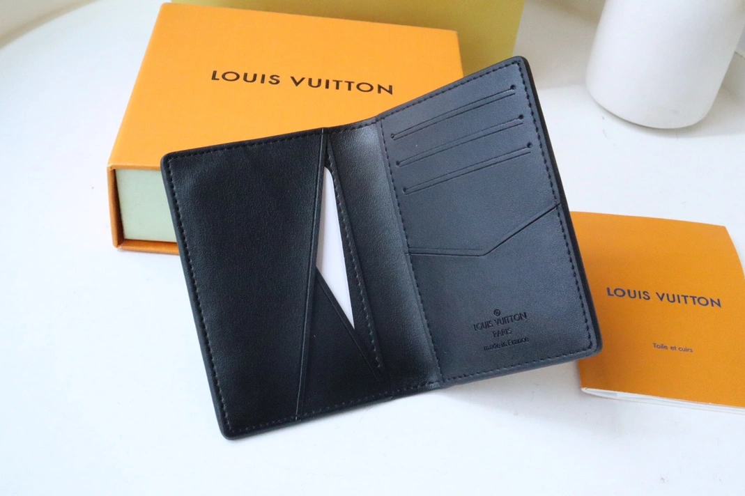 Flexible 8257 Louis Vuitton AAA Quality Card Case